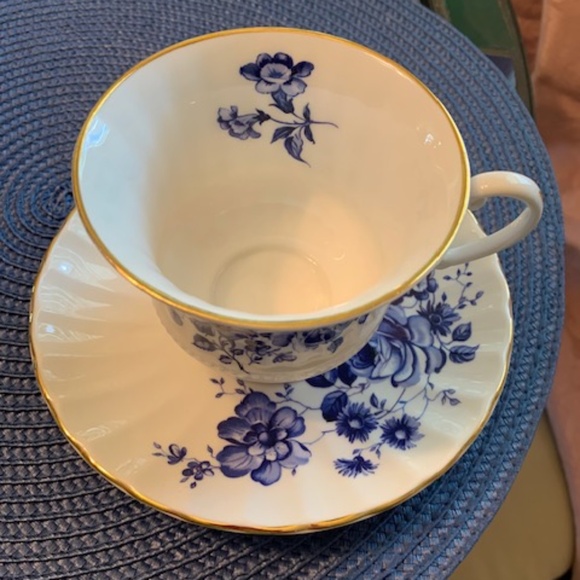 Fine Bone Crown Victoria Tea Cup with Blue Flower Pattern - Picture 4 of 9